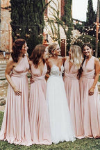 Elegante vestido de dama de honor largo con escote en V, satén elástico y pliegues rosas.