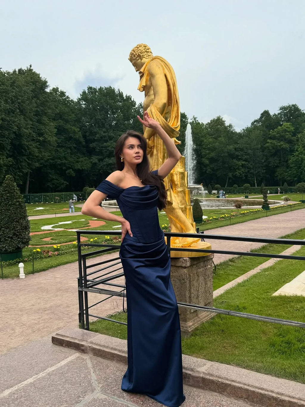 Elegantes schulterfreies Meerjungfrauen-Ballkleid mit Falten