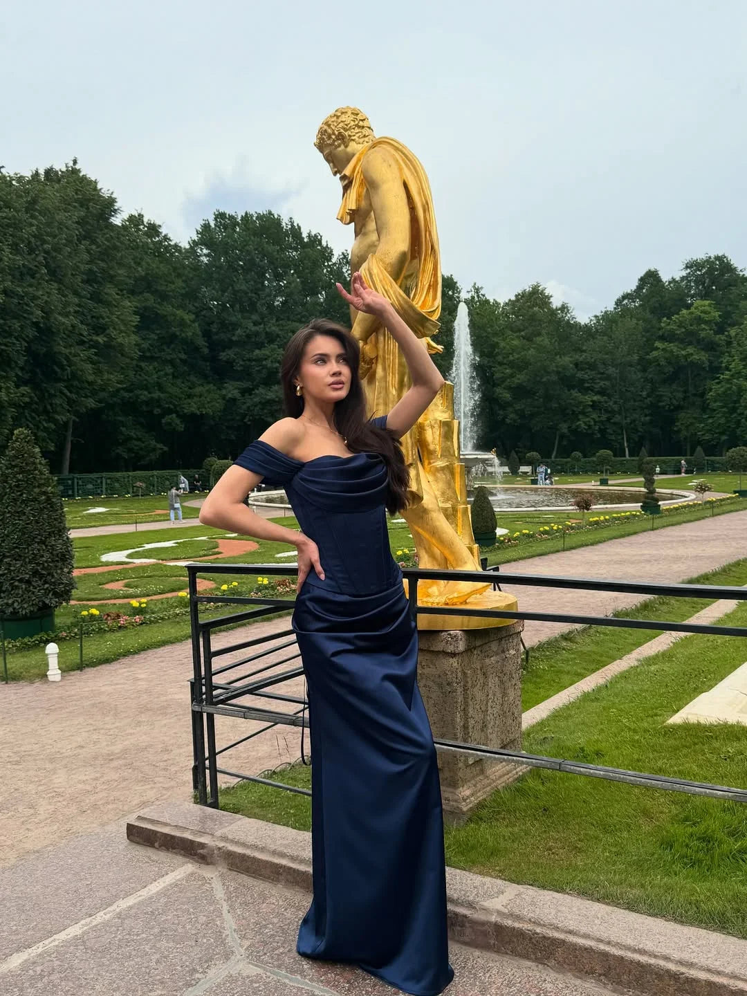 Elegantes schulterfreies Meerjungfrauen-Ballkleid mit Falten