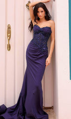 Elegantes trägerloses Meerjungfrauen-Abendkleid in Pflaume mit perlenbesetztem Spitzenoberteil: Ballkleid