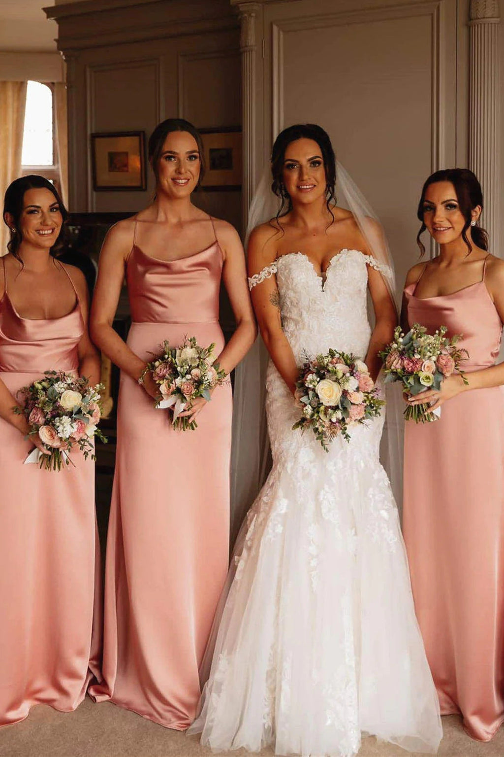 Elegante vestido de dama de honor largo con tirantes en color rosa hasta el suelo