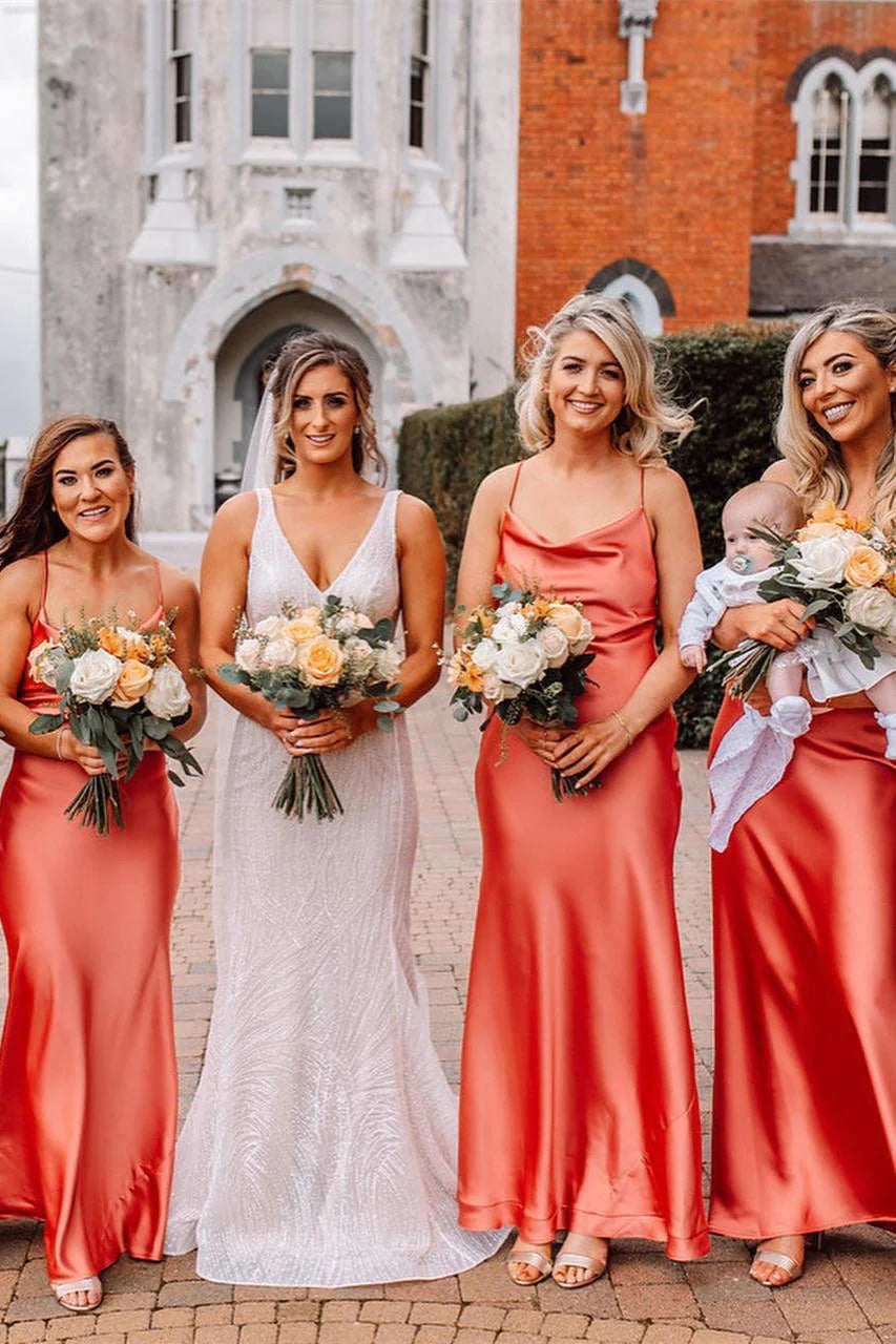 Elegante vestido de dama de honor largo con tirantes en color rosa hasta el suelo