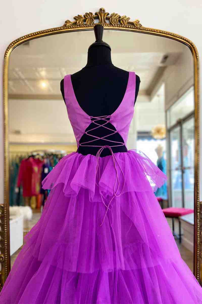 Vestido formal largo de tul escalonado color lila con cuello redondo y corte A