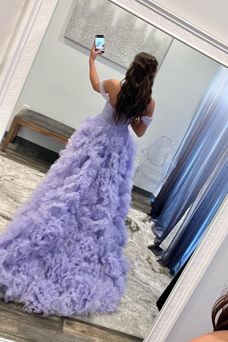 Vestido de fiesta de tul con volantes y hombros descubiertos con abertura