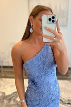Meerjungfrauen-Abendkleid aus Spitze mit asymmetrischem Träger und Schlitz