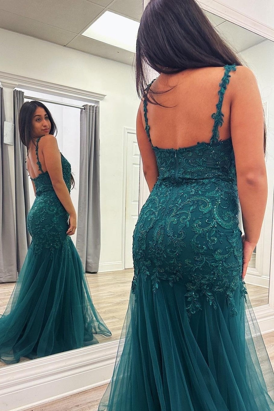 Pfauen-Meerjungfrauen-Abendkleid mit V-Ausschnitt, Applikationen und Tüll, lang