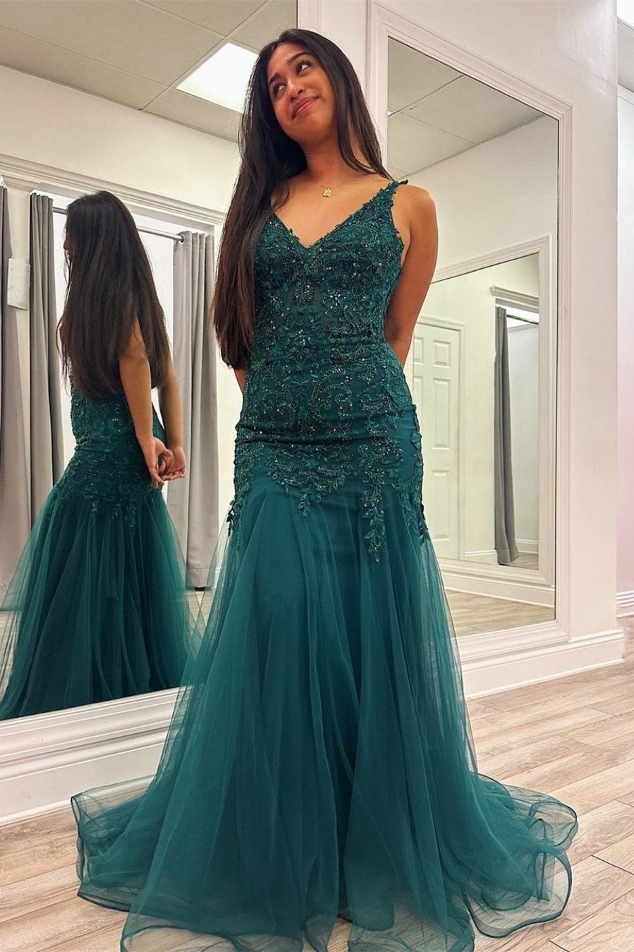Pfauen-Meerjungfrauen-Abendkleid mit V-Ausschnitt, Applikationen und Tüll, lang