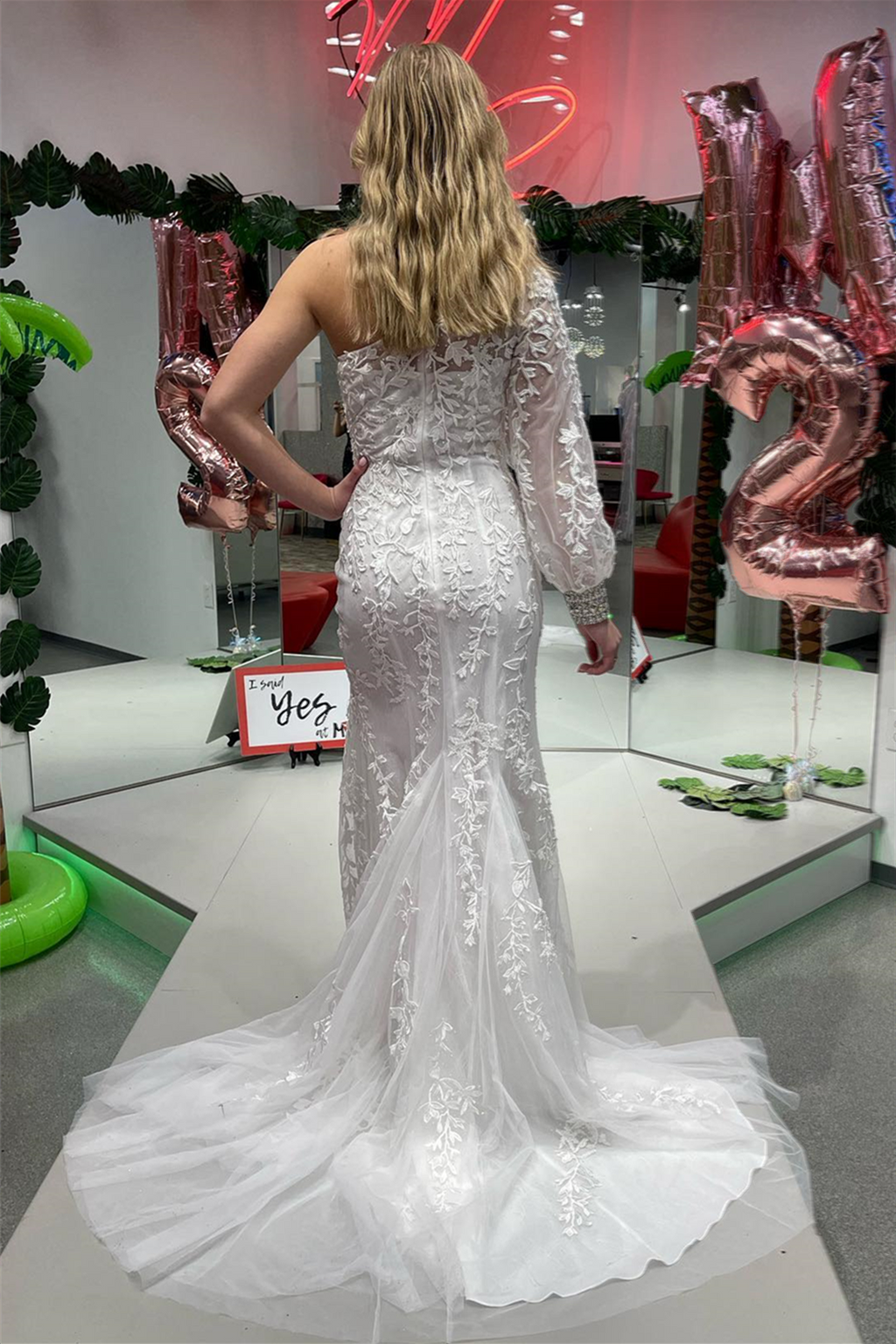 Meerjungfrauen-Abendkleid mit asymmetrischem Träger, langen Ärmeln und Spitze