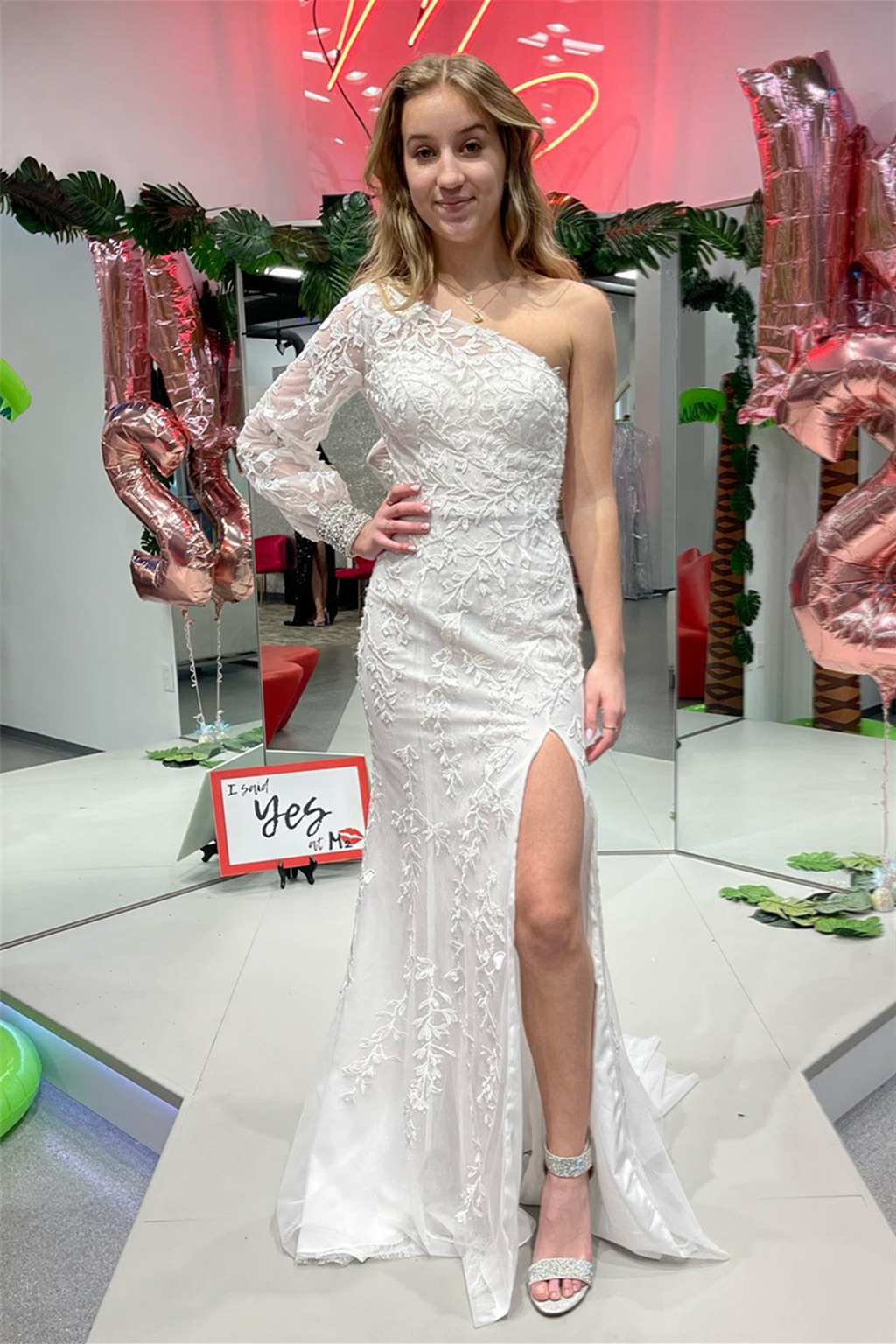 Meerjungfrauen-Abendkleid mit asymmetrischem Träger, langen Ärmeln und Spitze