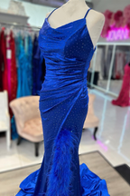 Langes, mit Strasssteinen besetztes Ballkleid mit Wasserfallausschnitt und federbesetztem Schlitz