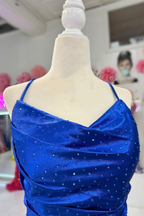 Langes, mit Strasssteinen besetztes Ballkleid mit Wasserfallausschnitt und federbesetztem Schlitz