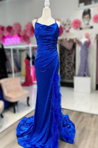 Langes, mit Strasssteinen besetztes Ballkleid mit Wasserfallausschnitt und federbesetztem Schlitz