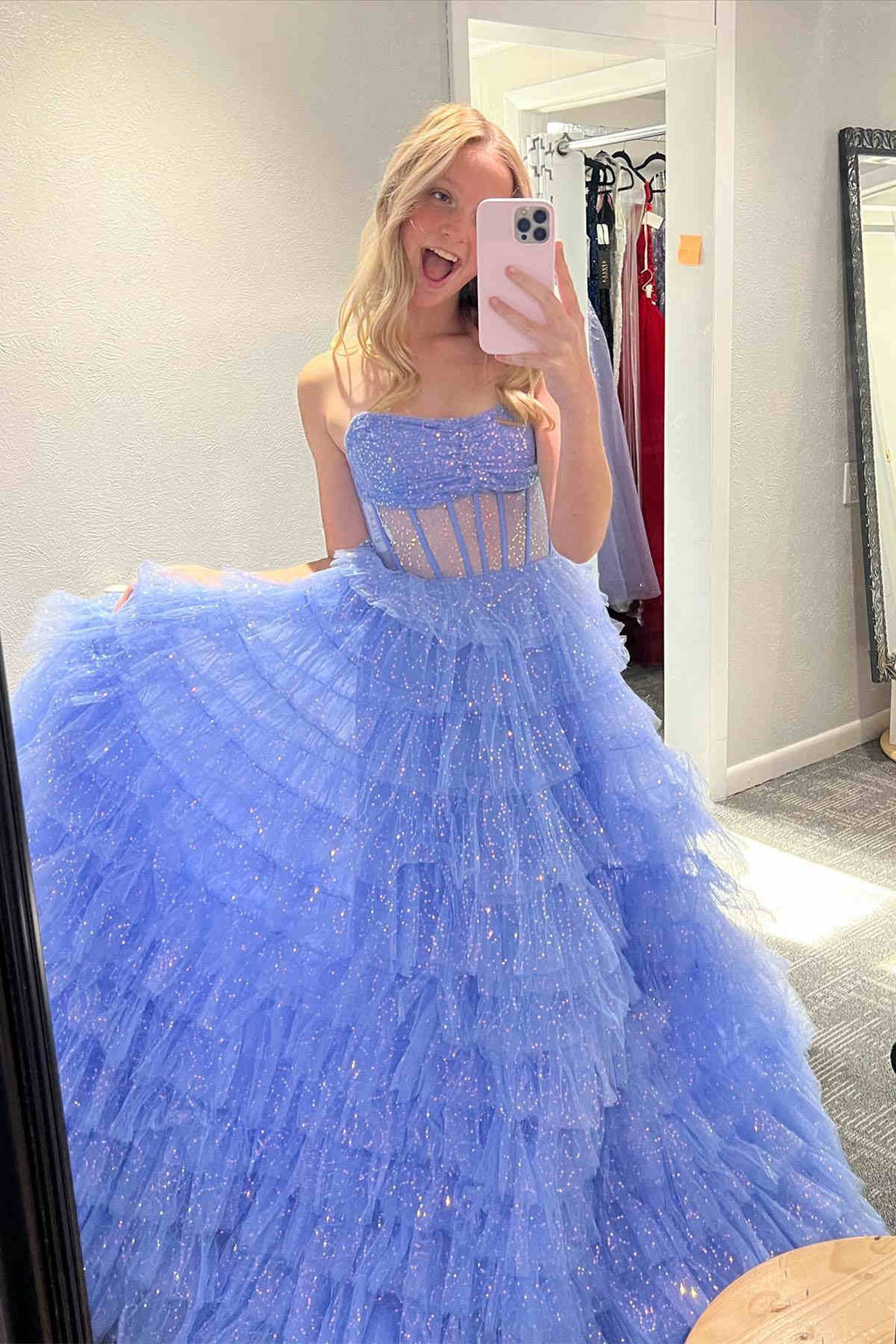 A-Linien-Abendkleid aus glitzerndem Tüll, trägerlos und mit Rüschen