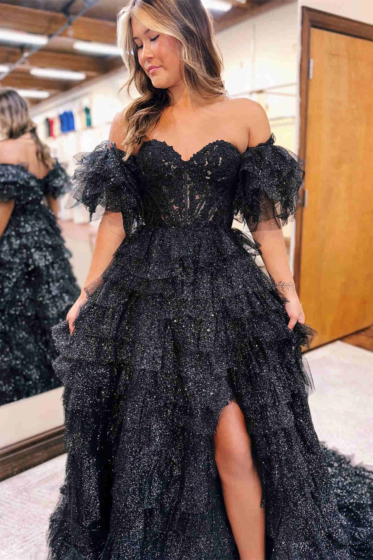 Vestido de fiesta de tul brillante con hombros descubiertos y abertura en forma de A