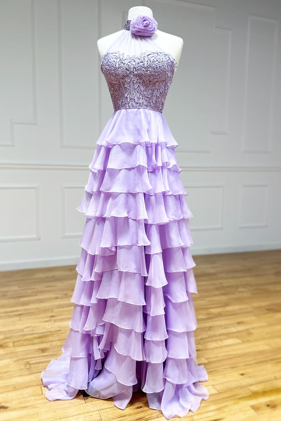 A-Linien-Abendkleid aus hochgeschlossenem, gestuftem Chiffon mit 3D-Blumenmuster