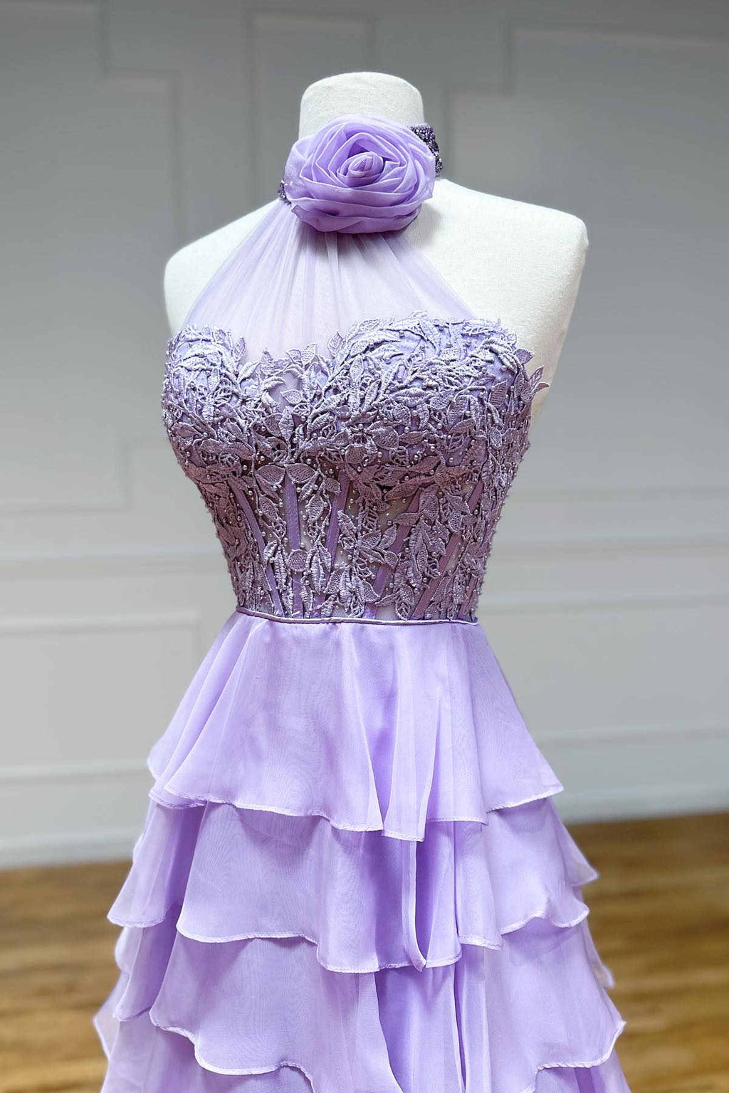 Vestido de fiesta de gasa con escote alto y capas, corte A y flores 3D