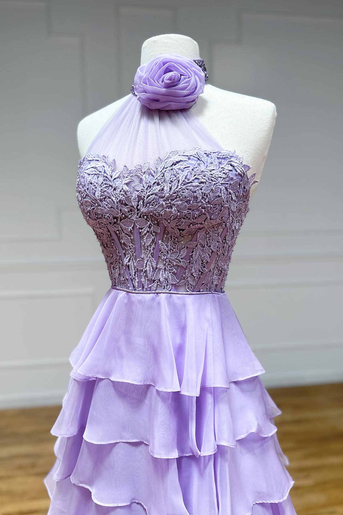 A-Linien-Abendkleid aus hochgeschlossenem, gestuftem Chiffon mit 3D-Blumenmuster