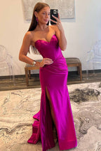 Meerjungfrau-Schatzkleid aus Satin mit Schlitz
