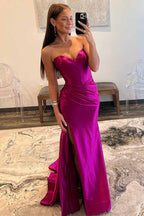 Meerjungfrau-Schatzkleid aus Satin mit Schlitz