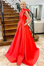 Satin-Abendkleid mit einem Träger, Schleife und Taschen