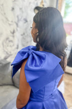 Satin-Abendkleid mit einem Träger, Schleife und Taschen
