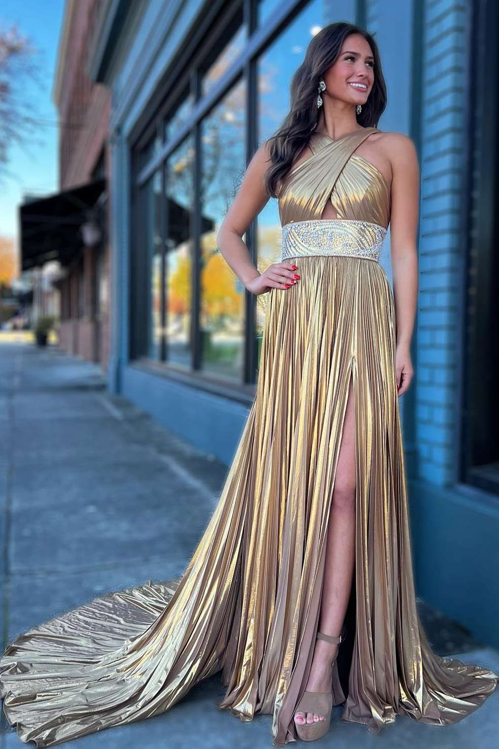Vestido de fiesta largo plisado con tirantes cruzados y acabado metalizado