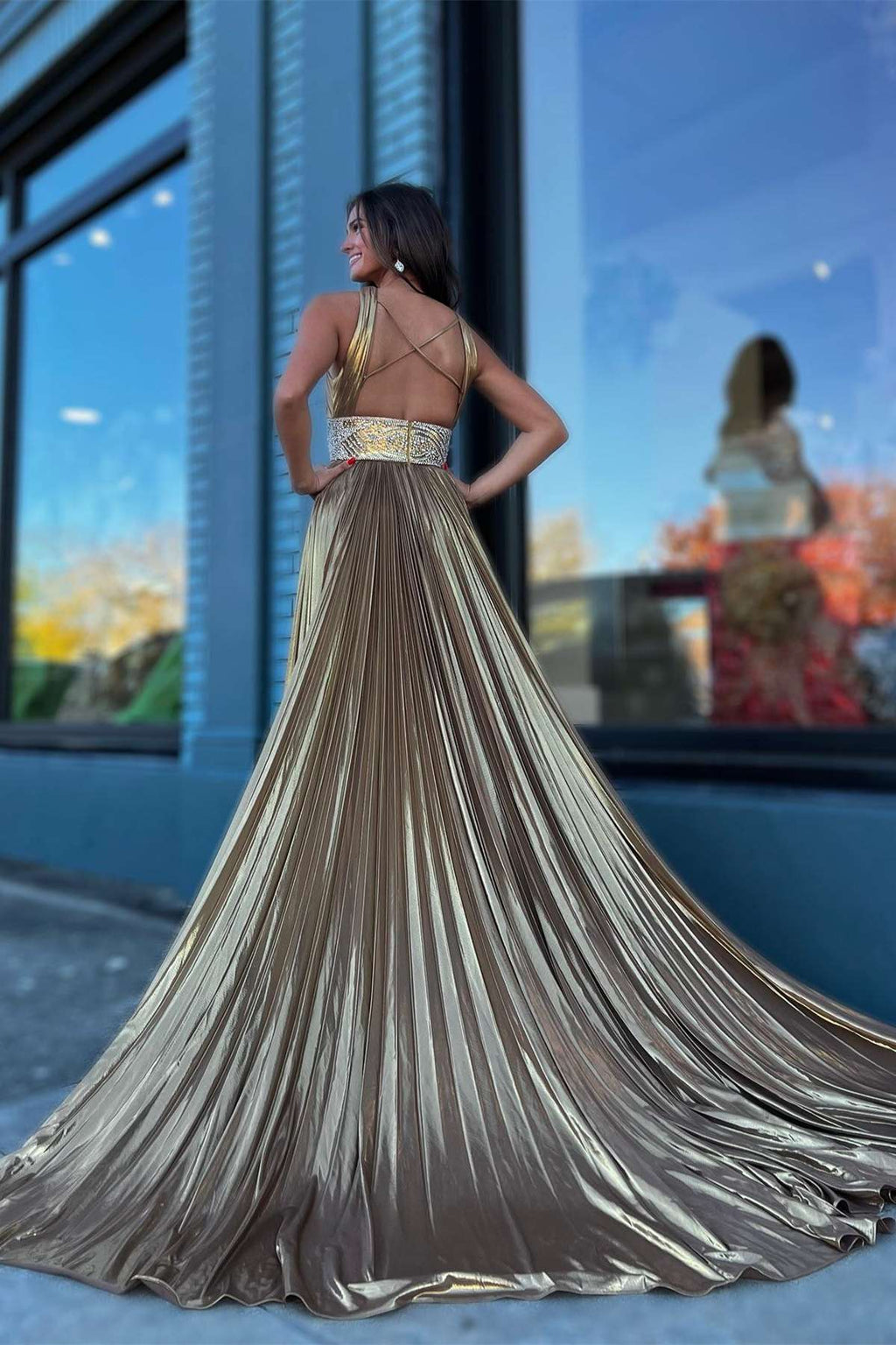 Vestido de fiesta largo plisado con tirantes cruzados y acabado metalizado