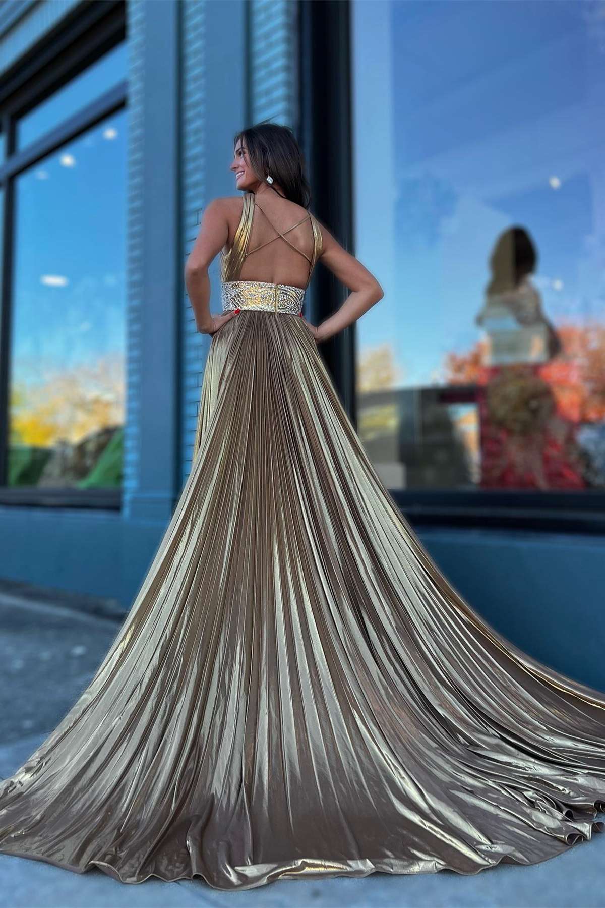 Vestido de fiesta largo plisado con tirantes cruzados y acabado metalizado