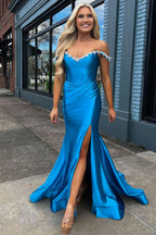 Schulterfreies, perlenbesetztes blaues Meerjungfrauen-Abendkleid mit Schlitz