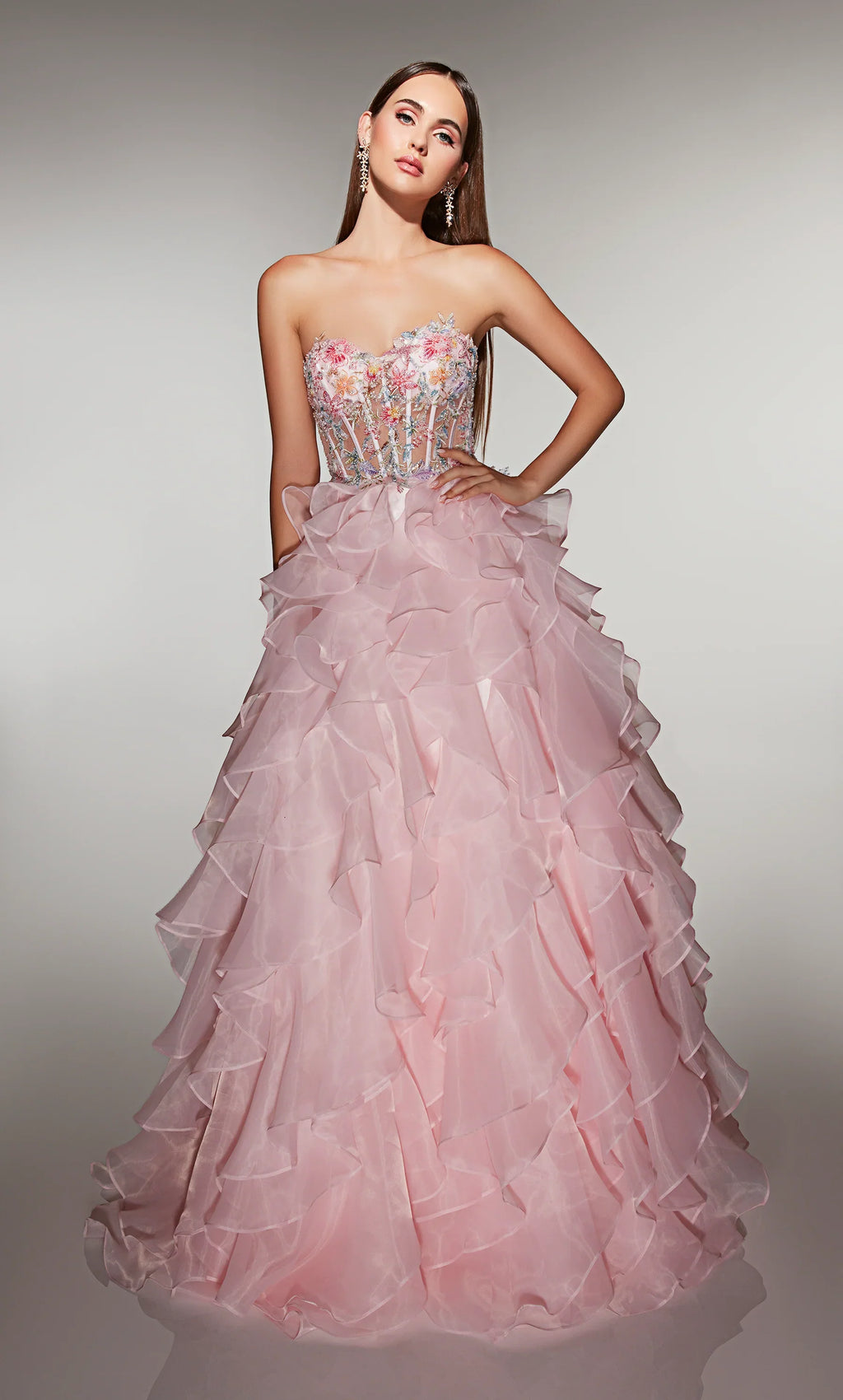 Märchenhaftes, trägerloses Ballkleid in Rouge mit floral verziertem Korsett und gerafftem Organza-Rock: Abschlussballkleid