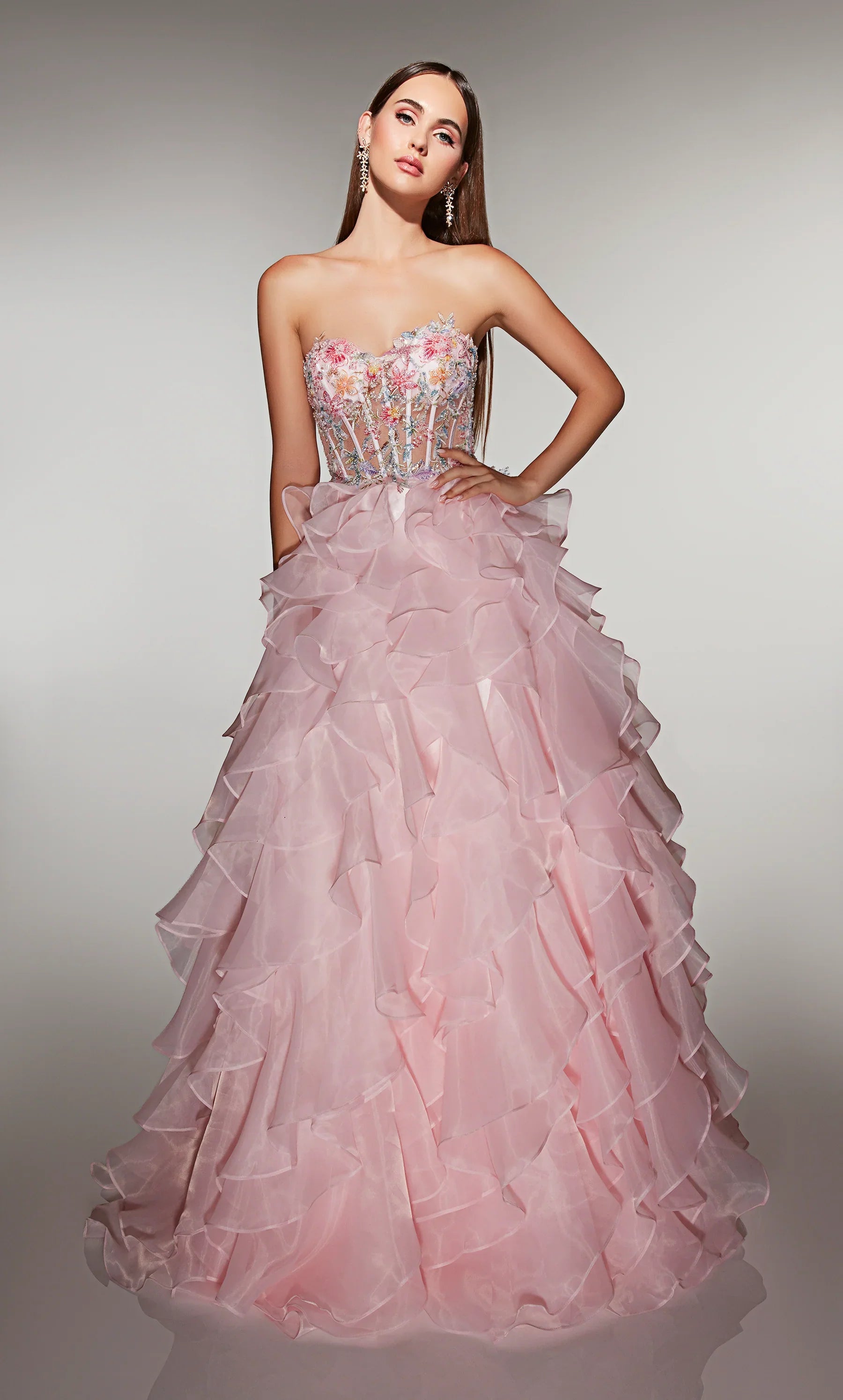 Märchenhaftes, trägerloses Ballkleid in Rouge mit floral verziertem Korsett und gerafftem Organza-Rock: Abschlussballkleid
