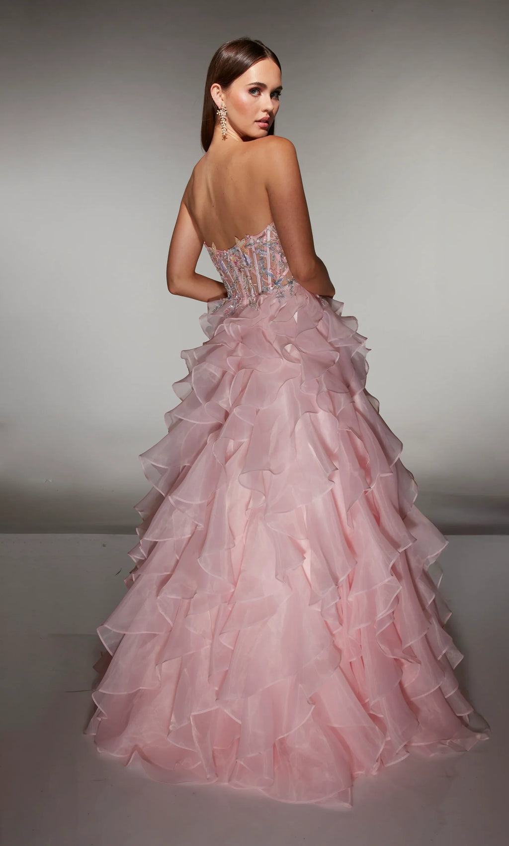 Märchenhaftes, trägerloses Ballkleid in Rouge mit floral verziertem Korsett und gerafftem Organza-Rock: Abschlussballkleid