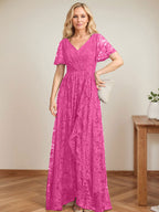 A-Linien-Kleid mit V-Ausschnitt, asymmetrischem Spitzenbesatz und Kaskadenrüschen für die Mutter der Braut 
