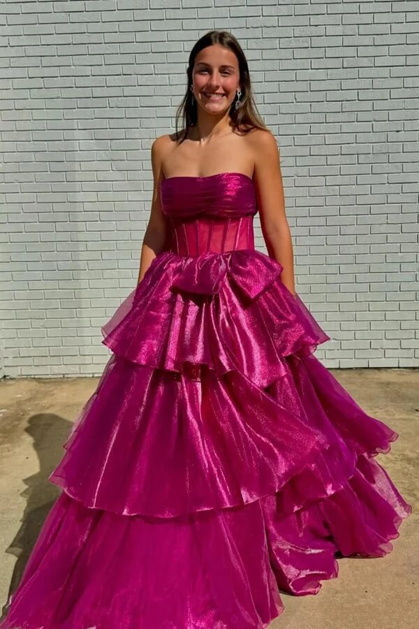 Fuchsiafarbene A-Linien-Organza-Trägerkleider mit Rüschenlagen und Schlitz