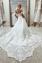 Hermosos vestidos de novia de satén con escote en A y apliques de encaje.
