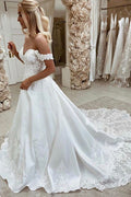 Hermosos vestidos de novia de satén con escote en A y apliques de encaje.