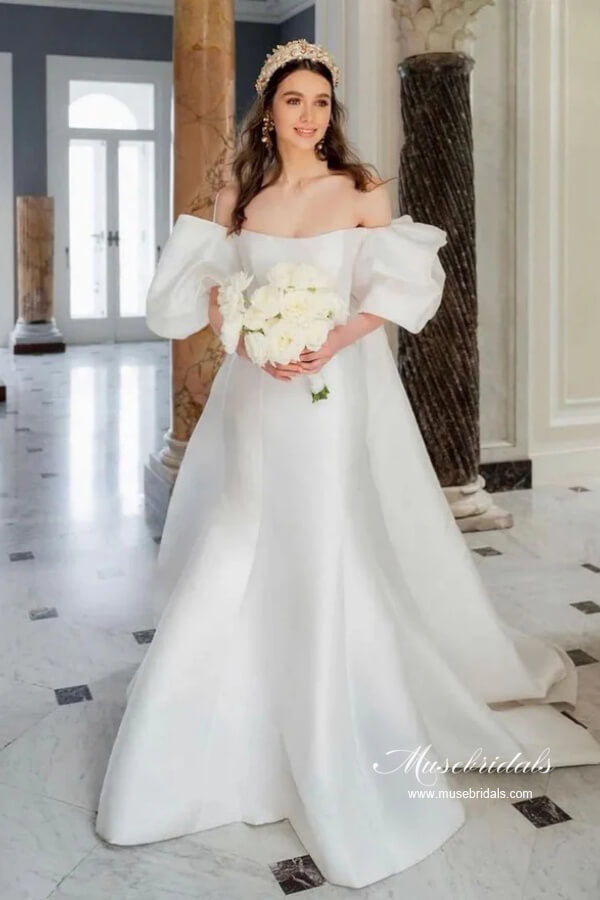 Wunderschöne Brautkleider aus Satin im Meerjungfrauenstil mit schulterfreiem Ausschnitt und Kapellenschleppe