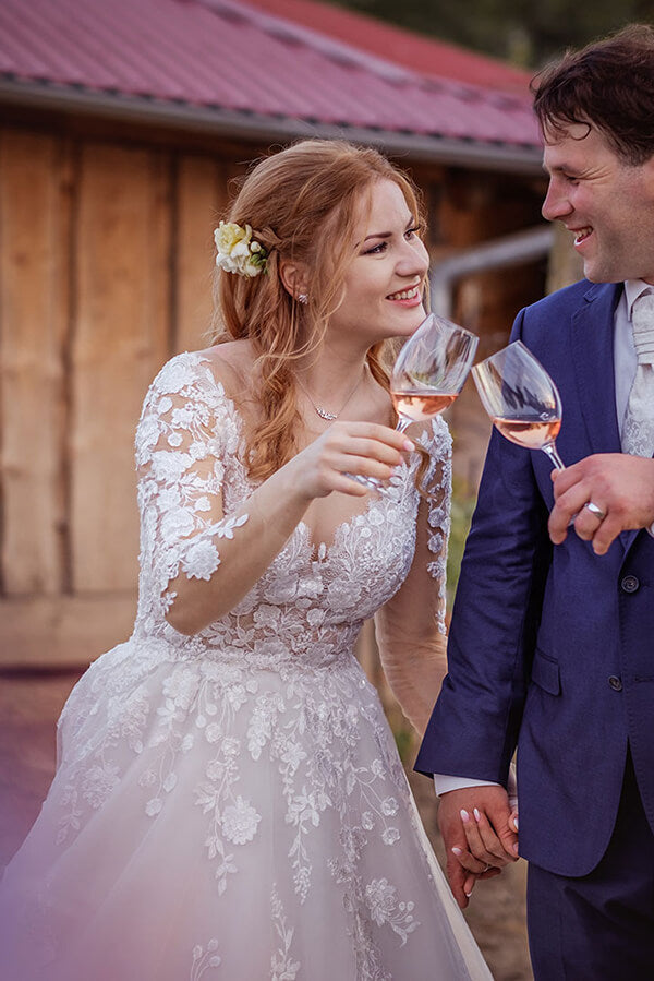 Hermosos vestidos de novia de manga larga con cuello ilusión y encaje de tul