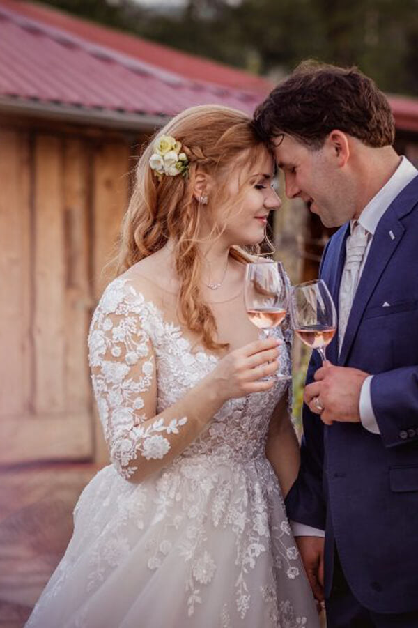 Hermosos vestidos de novia de manga larga con cuello ilusión y encaje de tul