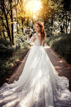Hermosos vestidos de novia de manga larga con cuello ilusión y encaje de tul