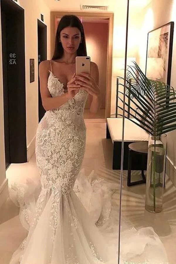Wunderschöne Meerjungfrauen-Hochzeitskleider aus Tüll mit V-Ausschnitt und Spitzenapplikationen