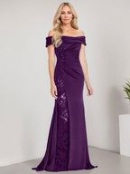 A-Linien-Kleid mit schulterfreiem bodenlangem Schnitt, Applikationen, Perlenstickerei, Meerjungfrauen-Stil und hohem Beinschlitz – perfekt für die Mutter der Braut. 