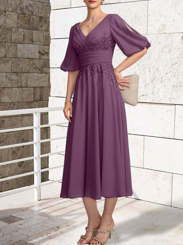 A-Linien-Kleid aus Chiffon mit V-Ausschnitt und Teelänge für die Mutter der Braut mit Falten