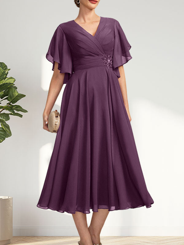 A-Linien-Chiffonkleid mit V-Ausschnitt, Teelänge und plissierter Perlenstickerei für die Mutter der Braut
