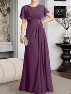 A-Linien-Kleid aus Chiffon mit Rundhalsausschnitt und bodenlanger Verarbeitung, verziert mit plissierten Perlen.