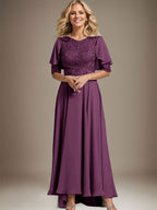 A-Linien-Kleid mit asymmetrischem Chiffon-Spitzenausschnitt und Perlenstickerei für die Mutter der Braut. 