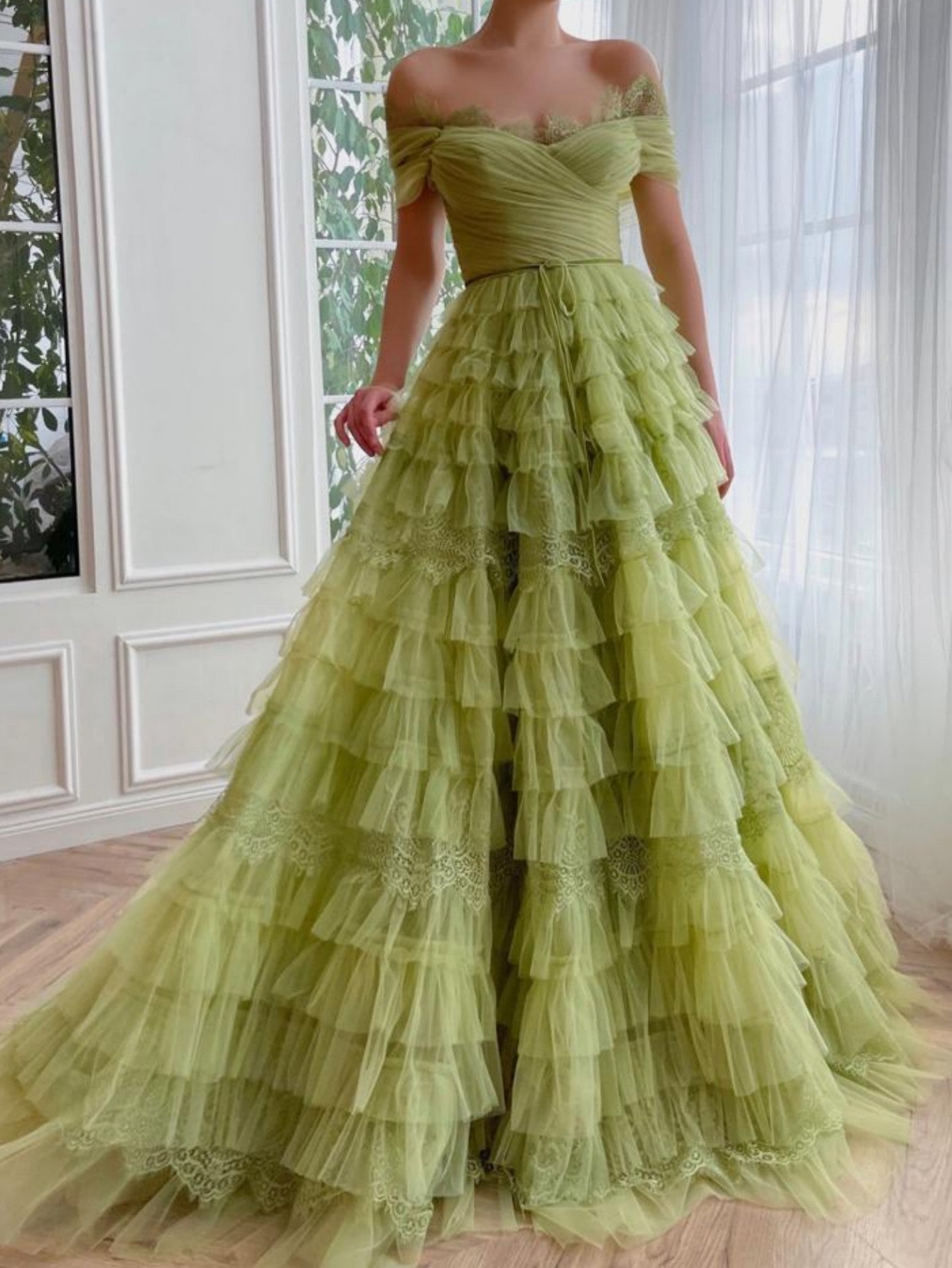 Vestido de fiesta de tul con hombros descubiertos y corte en A