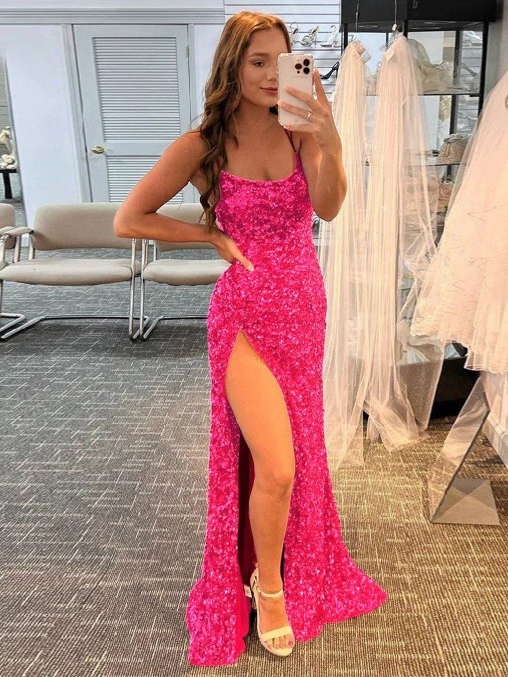 Vestido de fiesta largo de lentejuelas con tirantes finos y corte sirena