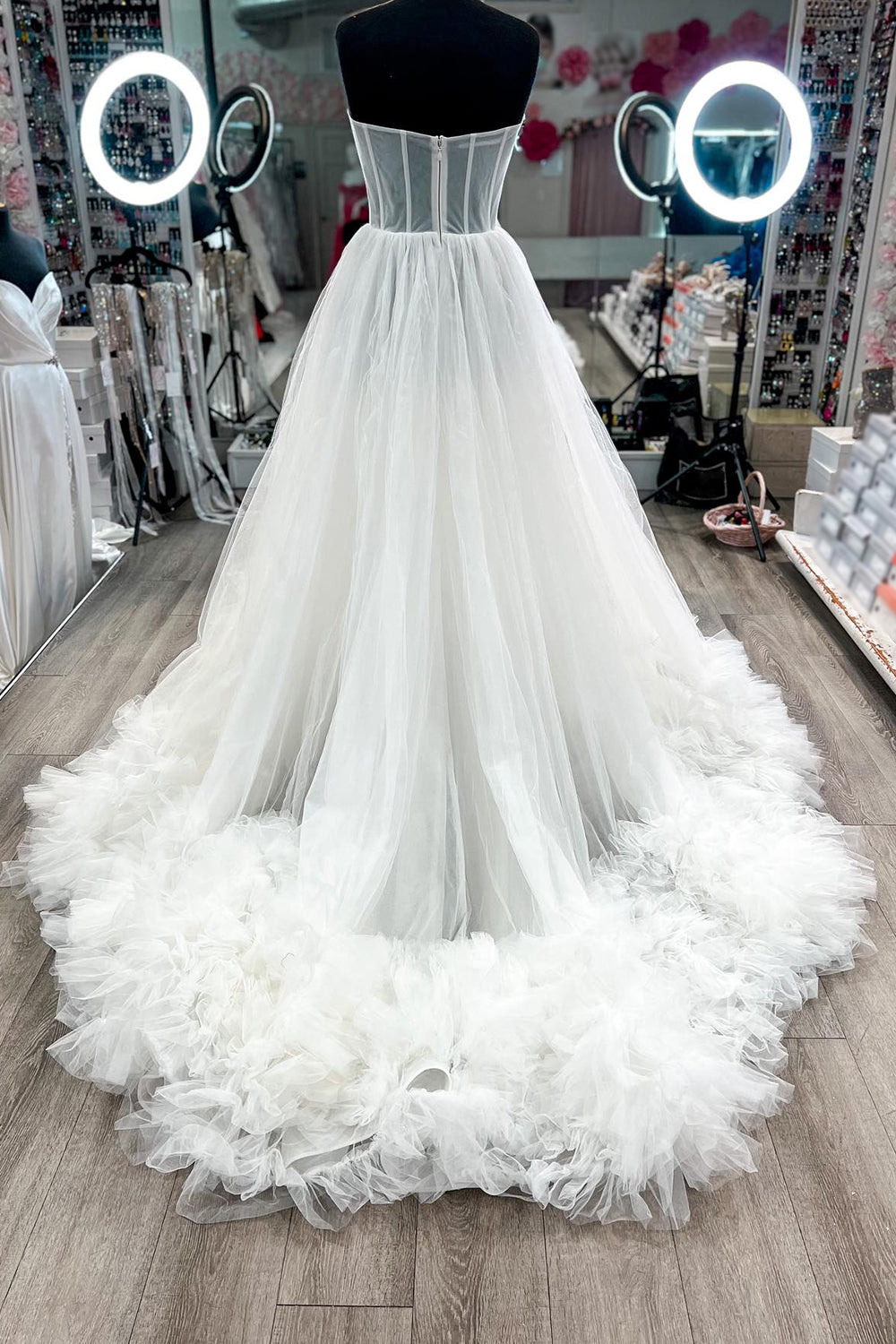 Vestido de fiesta de tul sin tirantes con corsé y volantes en forma de A