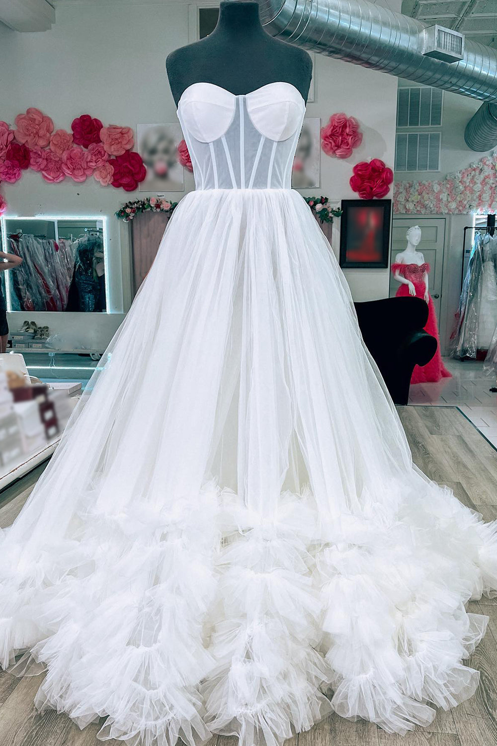 Vestido de fiesta de tul sin tirantes con corsé y volantes en forma de A